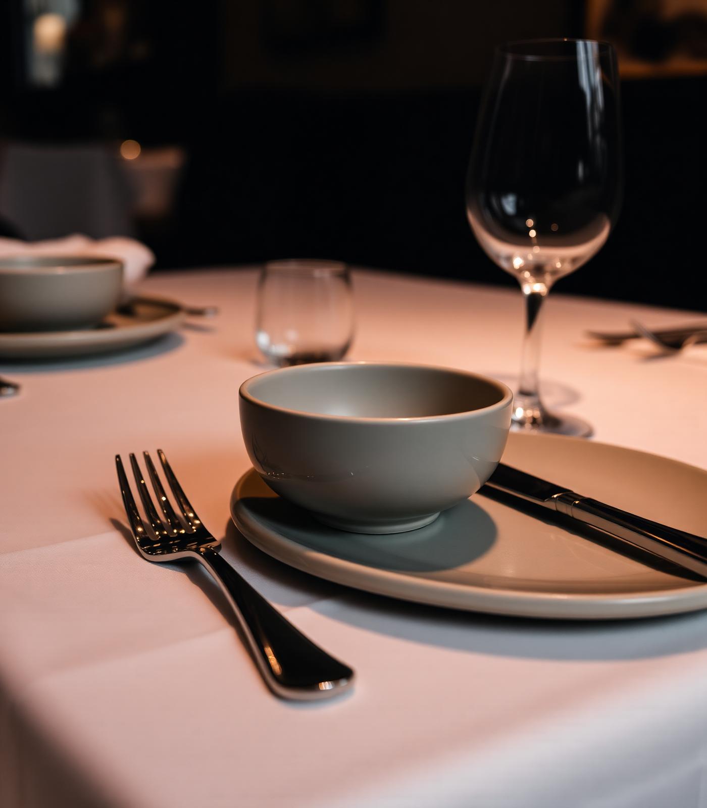 Montaje de mesa profesional con porcelana y cristalería